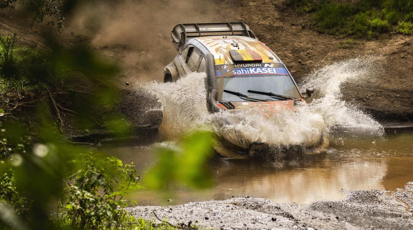 <p>Die Rallye-Bedingungen in Kenia waren zwischenzeitlich wenig regulär, wie diese Aufnahme von Neuville-Wydaeghe (Hyundai) zeigt.</p>