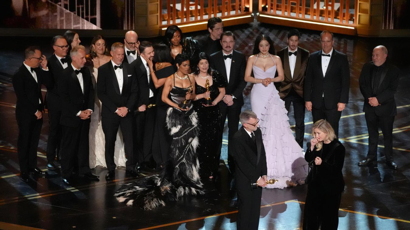 <p>Das Team von „One Battle After Another“ nehmen den Preis für den besten Film während der Oscarverleihung im Dolby Theatre in Los Angeles entgegen.</p>