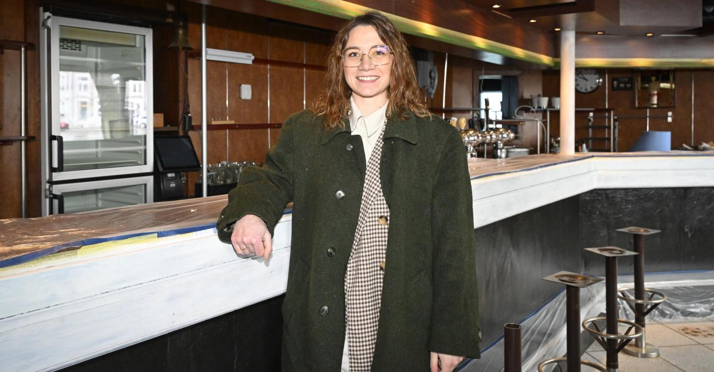 <p>Janina Cremer an der Theke der früheren „Pigalle“: Noch wird hier kräftig umgebaut, in einem guten Monat ist die Eröffnung geplant.</p>
