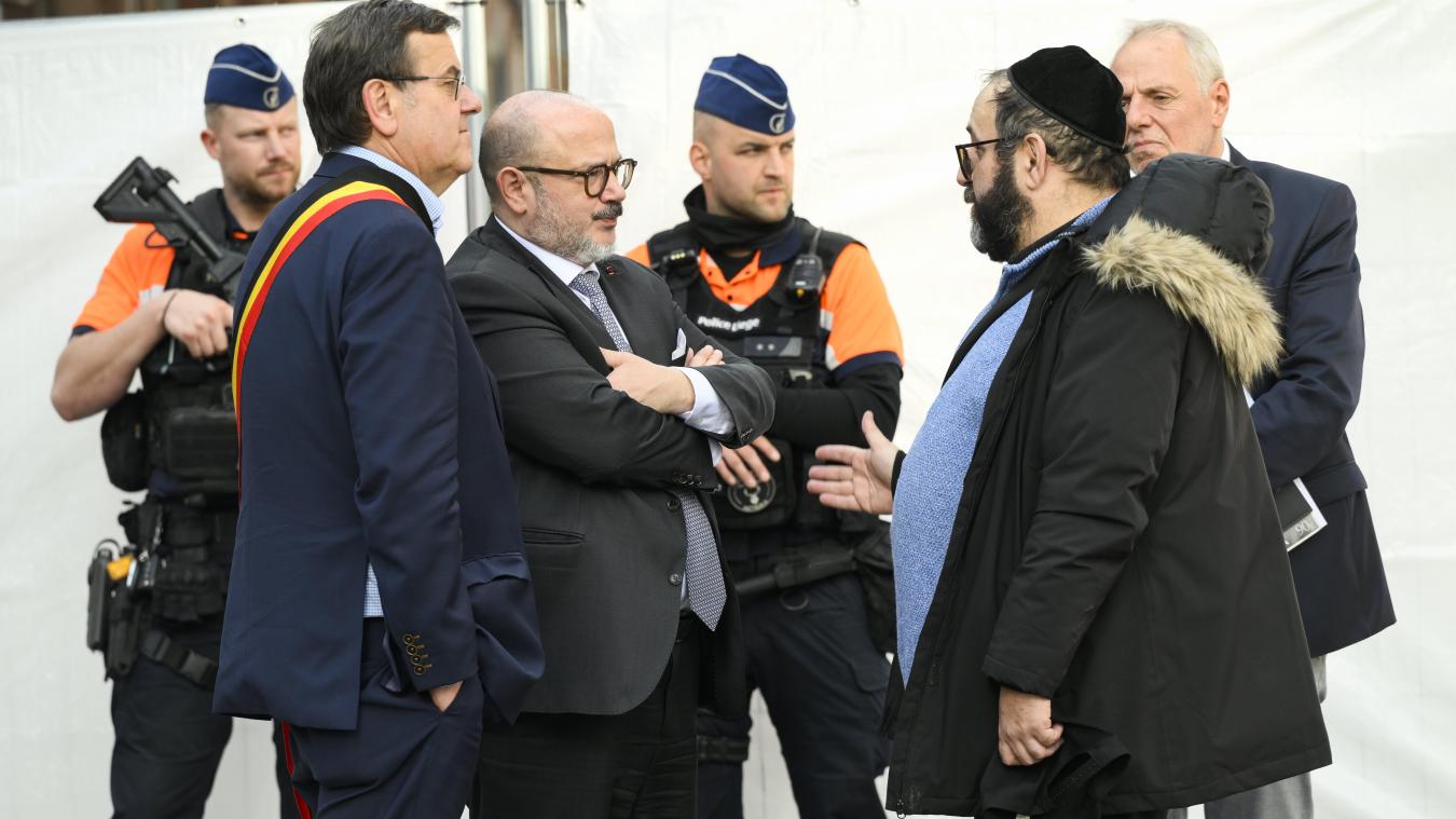 <p>Nach dem Anschlag auf die Synagoge in Lüttich (v.l.): Bürgermeister Willy Demeyer, Innenminister Bernard Quintin, Rabbi Joshua Newman und Provinzgouverneur Hervé Jamar</p>