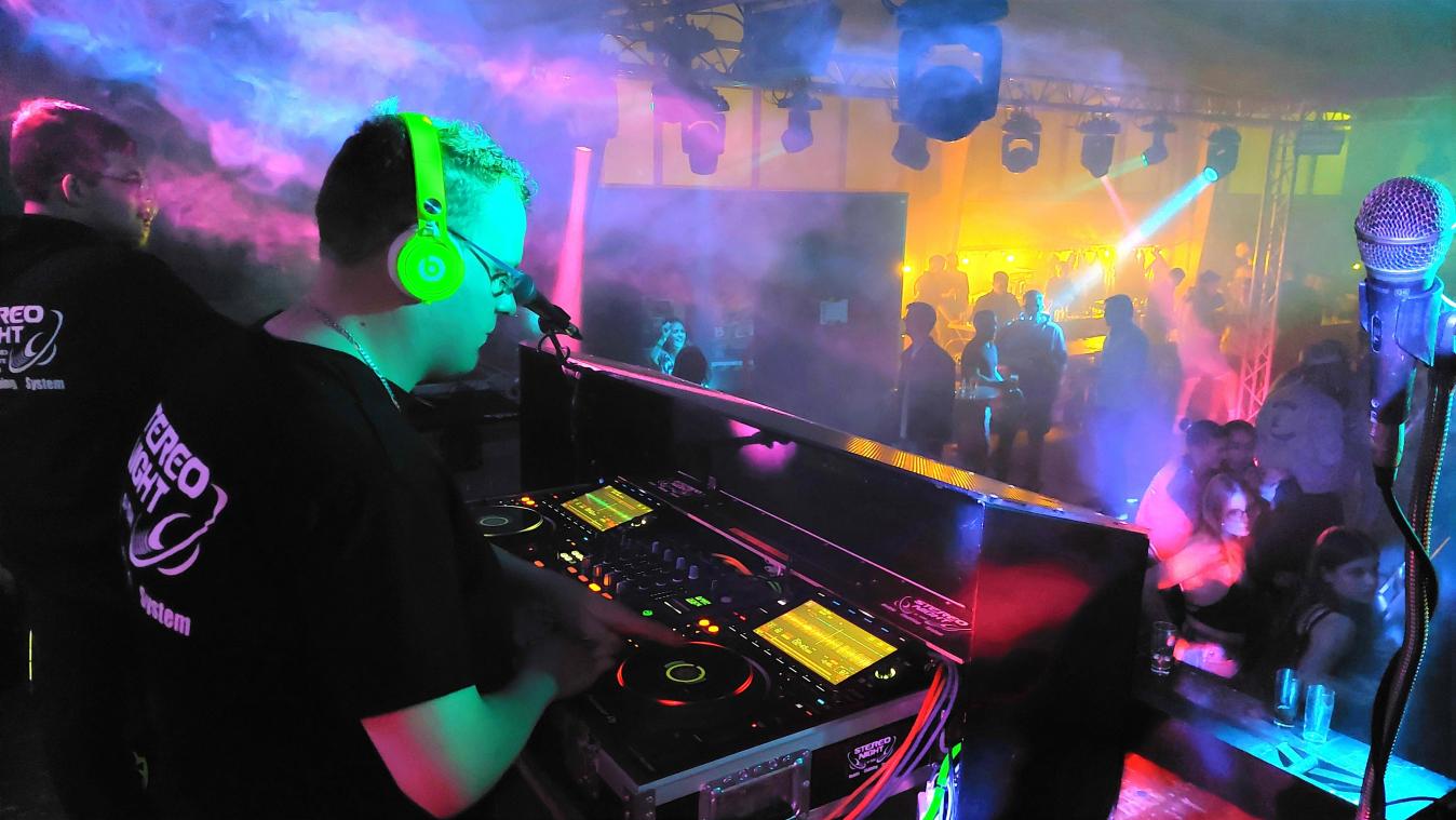 <p>Seitdem er 19 Jahre alt ist, legt Dominik Jousten als DJ Stereo Night bei öffentlichen Veranstaltungen wie Kirmessen, Discos oder JGV-Festen auf.</p>