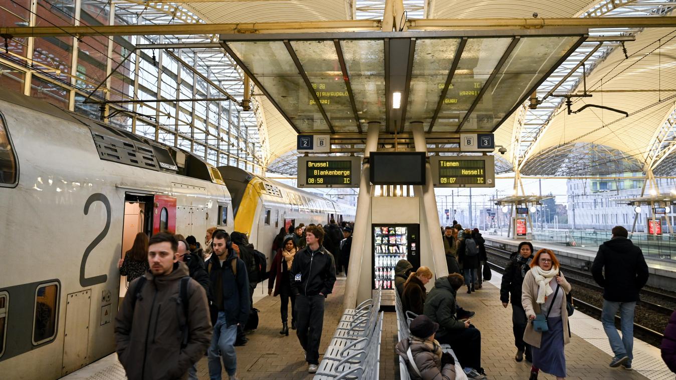 <p>Reisende am Bahnhof in Löwen: Bei Ombudsrail ist die Zahl der Beschwerden über den Bahnverkehr zuletzt deutlich gestiegen.</p>
