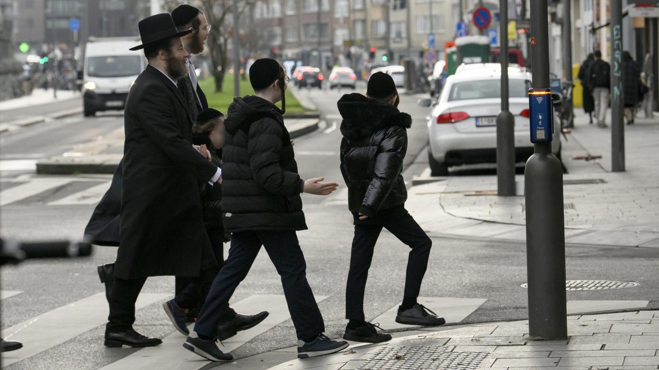 <p>Mitglieder der jüdischen Gemeinschaft überqueren eine Straße in Antwerpen: Nach jüngsten Vorfällen wird der Schutz jüdischer Einrichtungen in Belgien verstärkt.</p>
