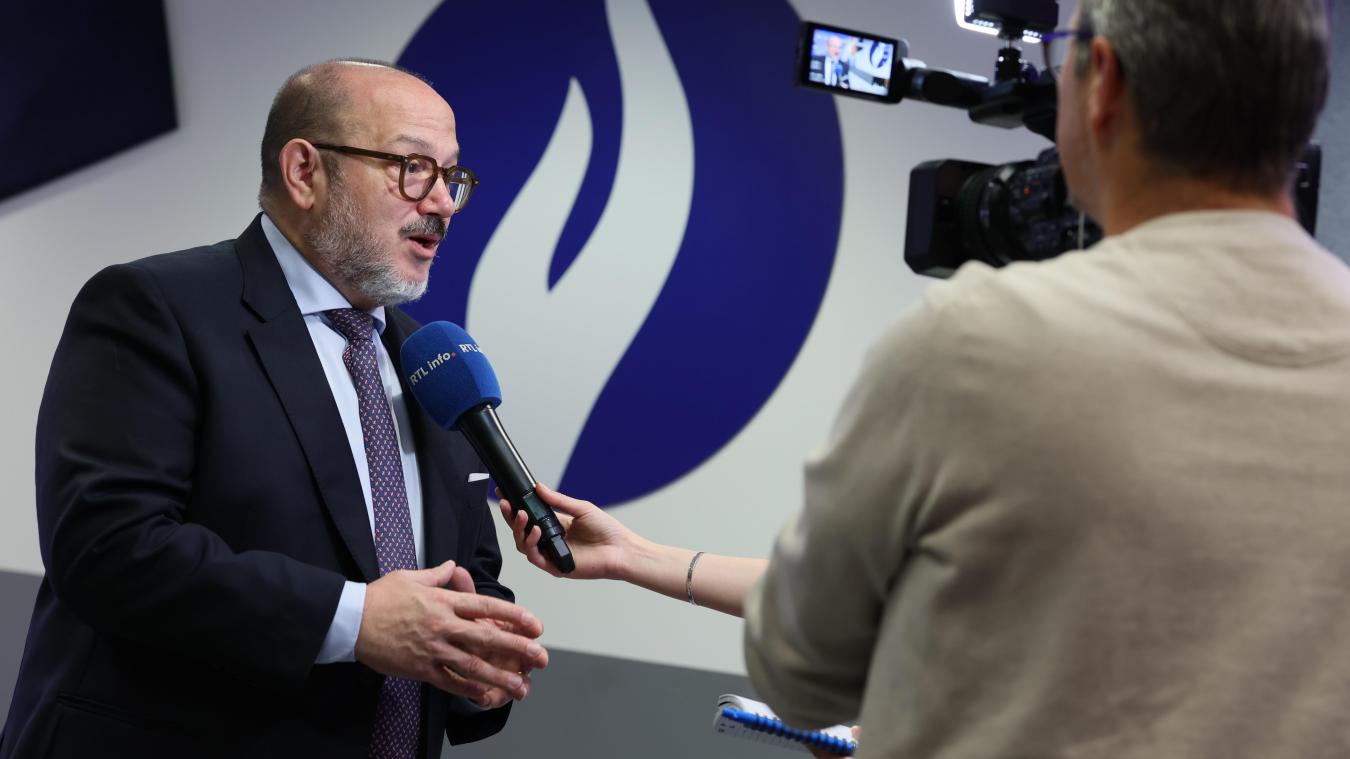 <p>Minister Bernard Quintin stellt sich den Fragen der Presse.</p>