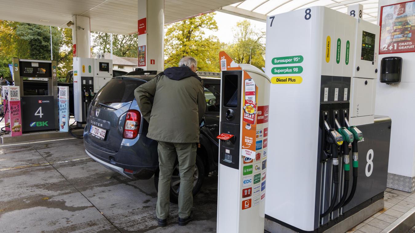 <p>Ein Autofahrer tankt an einer Tankstelle in Gent: Die Kosten für Diesel und Benzin ziehen deutlich an.</p>