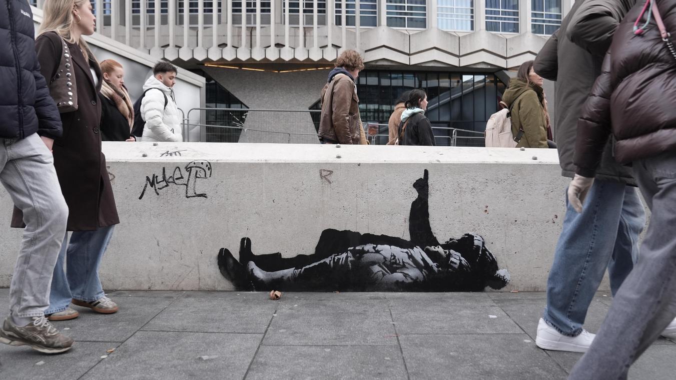 <p>Ein Graffiti-Kunstwerk, das zwei Personen darstellt und möglicherweise vom Straßenkünstler Banksy stammen könnte, wurde unterhalb des Centre Point-Gebäudes in der Nähe der Tottenham Court Road im Zentrum Londons gemalt.</p>
