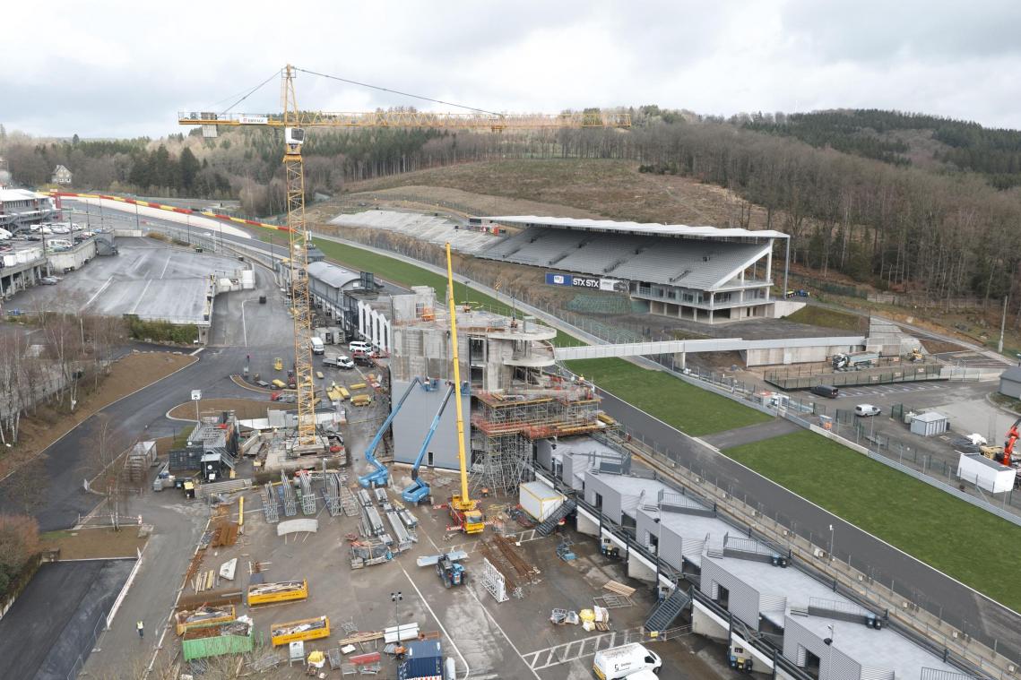 <p>Saisonstart auf der Rennstrecke von Spa-Francorchamps: Parallel schreitet der Bau des Uhoda Tower, der den früheren Uniroyal-Turms ablöst, zügig voran.</p>