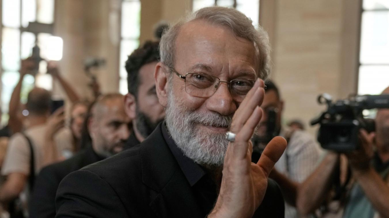 <p>Ali Laridschani begrüßt Journalisten bei einem Treffen mit dem libanesischen Parlamentspräsidenten Berri in Beirut.</p>