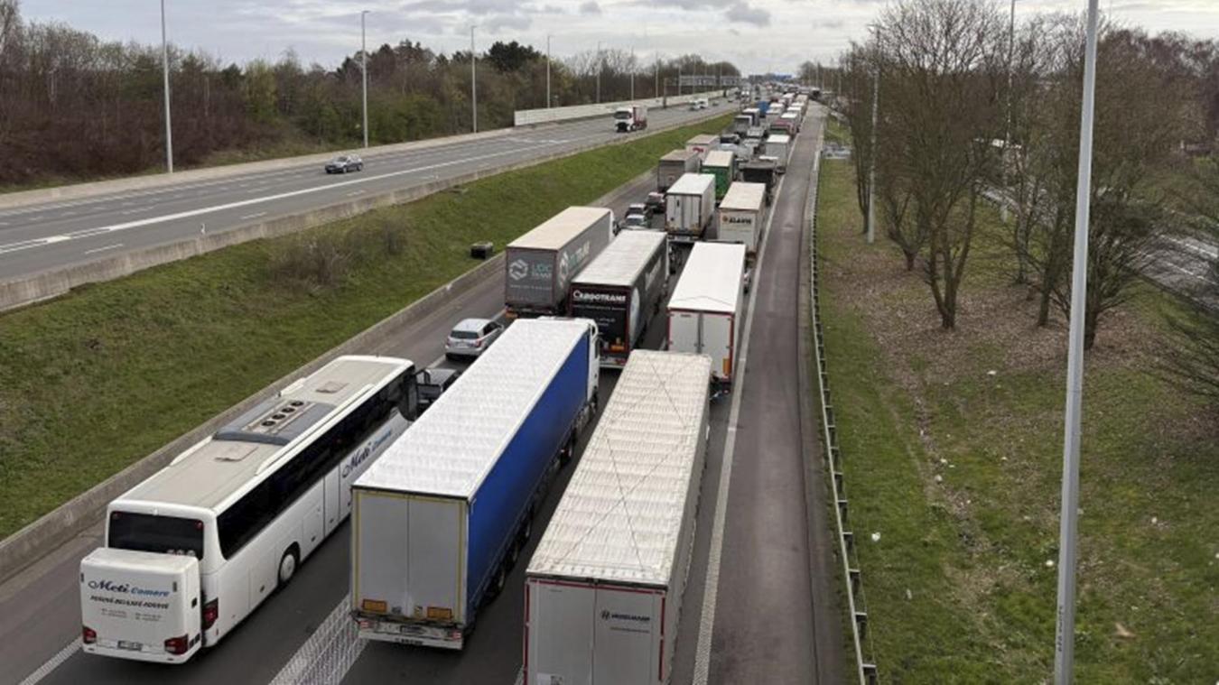 <p>Viele Autofahrer beklagen sich derzeit über die Verkehrssituation auf der E40 in Richtung Deutschland, kurz hinter dem Autobahnkreuz Loncin.</p>