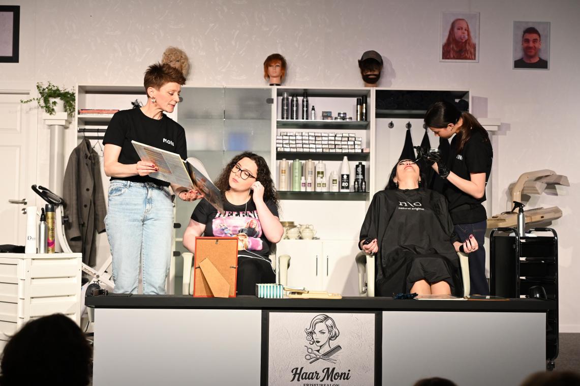 <p>Im Mittelpunkt der Geschichte steht Friseurin Moni Schneider (links), die einen gemütlichen Salon betreibt.</p>