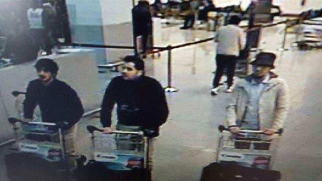 <p>Die Attentäter Ibrahim El Bakraoui, Najim Laachraoui und Mohamed Abrini („Mann mit dem Hut“) schieben ihr mit Sprengstoff gefülltes Gepäck durch die Abflughalle.</p>