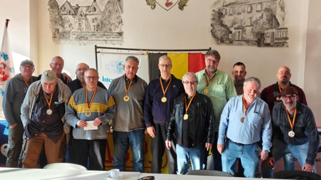 <p>Die drei bestplatzierten Mannschaften der Offenen Belgischen Meisterschaft 2026: SV Hillesheim, Les Daltons Français und Gut Blatt Schwarzer Mann</p>