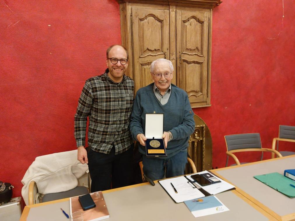 <p>Helmut Reuten (r.) stellte sein Amt als Präsident des Verkehrsvereins Reuland-Ouren zur Verfügung und durfte eine Auszeichnung der DG entgegennehmen.</p>