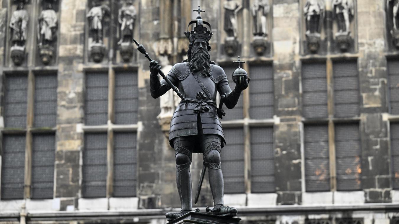 <p>Eine Statue von Kaiser Karl der Große auf dem Marktbrunnen vor dem historischen Rathaus der Stadt Aachen.</p>