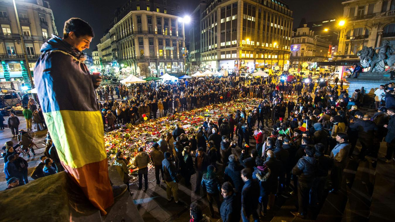 <p>In den Tagen nach den Anschlägen verwandelte sich der Brüsseler Börsenplatz zu einer Gedenkstätte.</p>