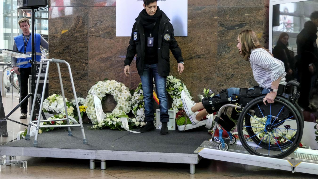 <p>Heilungsprozess mit bürokratischen Hürden: eine Frau, die den Terroranschlag am Flughafen schwer verletzt überlebt hat, bei einer Gedenkveranstaltung</p>