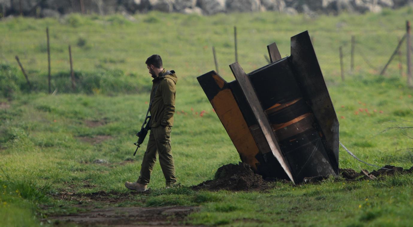 <p>Ein israelischer Soldat steht neben einem Fragment einer vom Iran abgefeuerten und vom israelischen Luftabwehrsystem abgefangenen Rakete auf einem offenen Feld in den israelisch kontrollierten Golanhöhen.</p>
