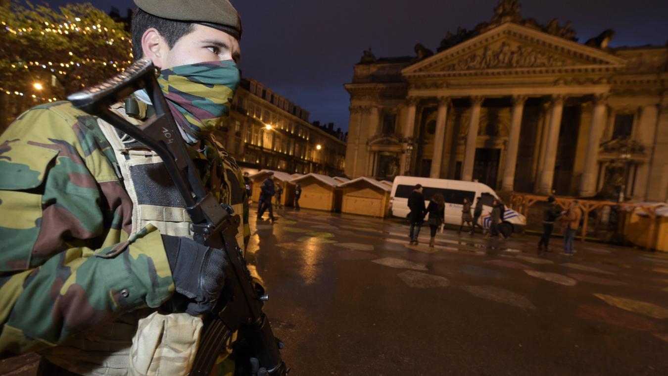 <p>Nach dem Anschlag auf die Redaktion von „Charlie Hebdo“ in Paris im Januar 2015 startete Belgien die Operation „Vigilant Guardian“ mit Militärpatrouillen in den Straßen von Großstädten. Nach den Pariser Anschlägen wurde der Einsatz von Soldaten weiter verstärkt - wie hier auf dem Brüsseler Weihnachtsmarkt.</p>