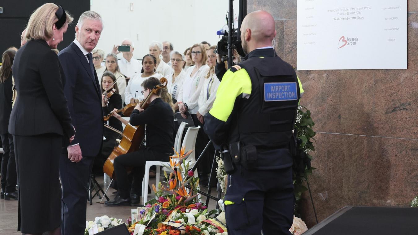 <p>König Philippe und Königin Mathilde legten einen Kranz an der Gedenktafel für die Opfer in der Abflughalle nieder. Unter musikalischer Begleitung wurden die Namen der Opfer verlesen, gefolgt von einer Schweigeminute.</p>