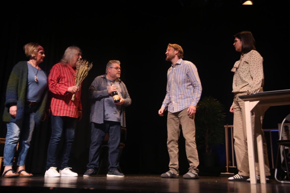 <p>Mit treffsicheren Dialogen und einem klugen Bühnenbild bringen die Eupener Theaterfreunde den Generationenkonflikt auf die Spitze.</p>