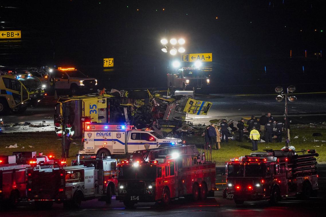 <p>Ein Rettungs- und Feuerlöschfahrzeug der Hafenbehörde liegt auf der Seite neben Landebahn 4, nachdem es mit einem Air-Canada-Flugzeug kollidiert ist, das auf dem Flughafen LaGuardia gelandet war</p>