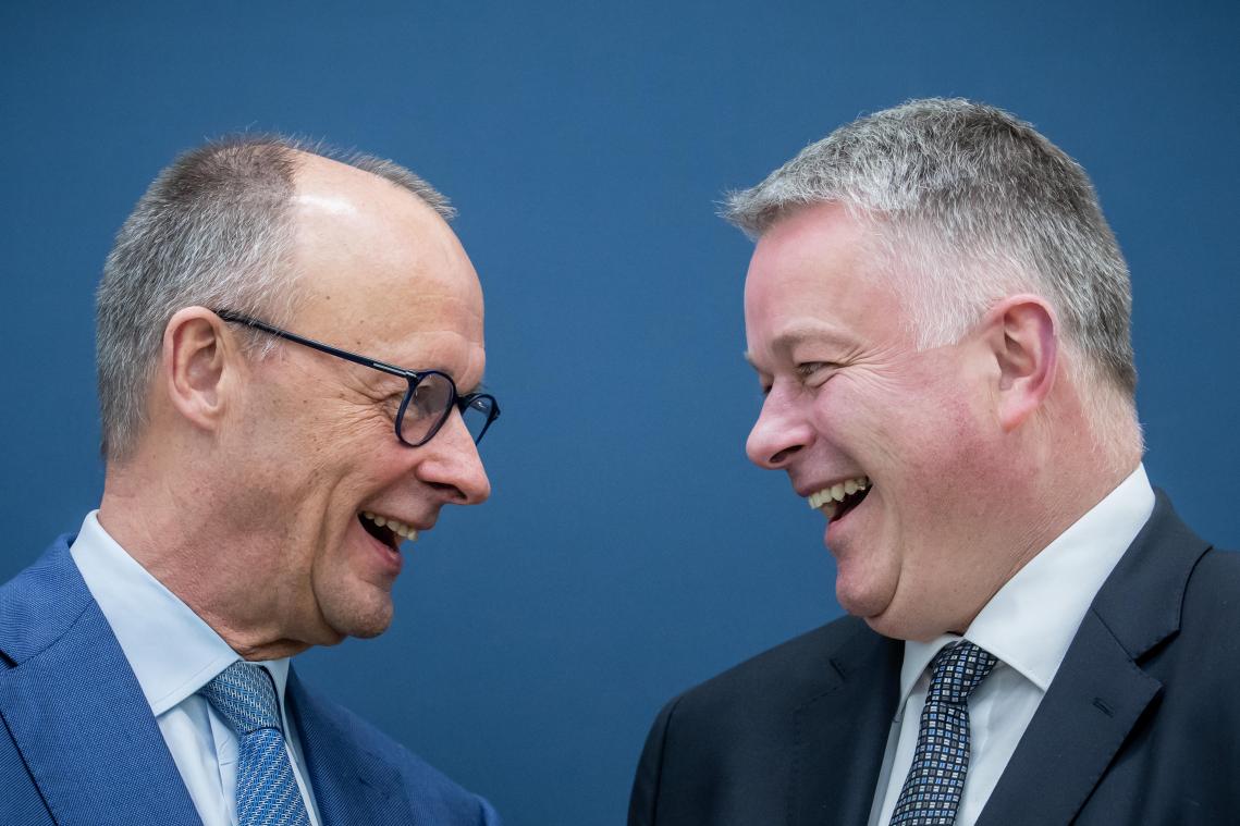 <p>Gordon Schnieder, Spitzenkandidat der CDU bei den Landtagswahlen in Rheinland-Pfalz, lacht neben Bundeskanzler Friedrich Merz (CDU, links, vor der Sitzung des CDU-Bundesvorstands in der Parteizentrale, dem Konrad-Adenauer Haus in Berlin.</p>