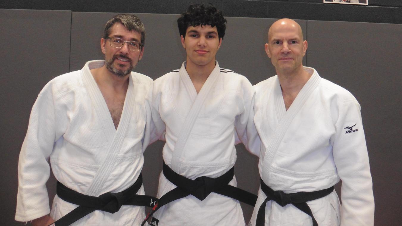 <p>Nail Camic (Mitte) zusammen mit Cheftrainer Christian Drösch (links) und Yves Völl (rechts)</p>