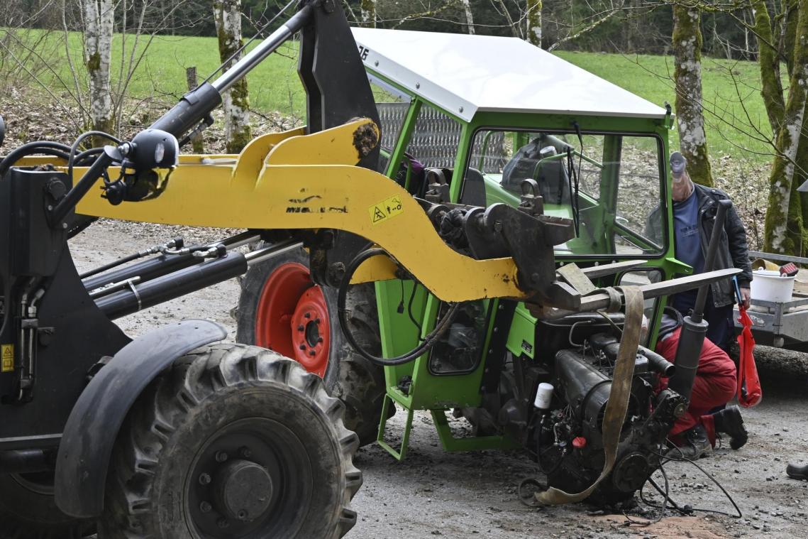 <p>Verkehrsunfall am Dienstag zwischen Manderfeld und Andler: Traktor und Pkw waren nicht mehr verkehrstüchtig.</p>