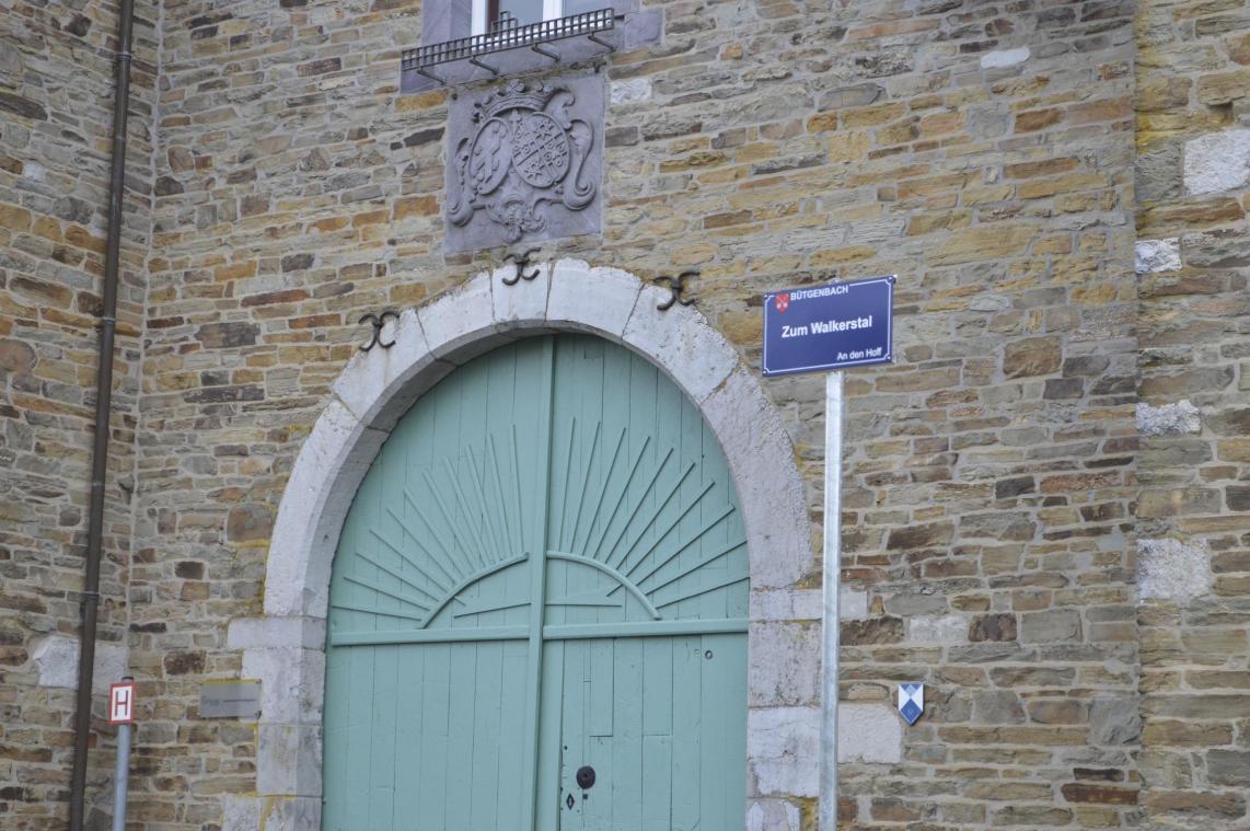 <p>Eines der Projekte, das in der vergangenen Förderperiode der Ländlichen Entwicklung in der Gemeinde Bütgenbach realisiert wurde, war das Anbringen neuer Straßennamensschilder.</p>