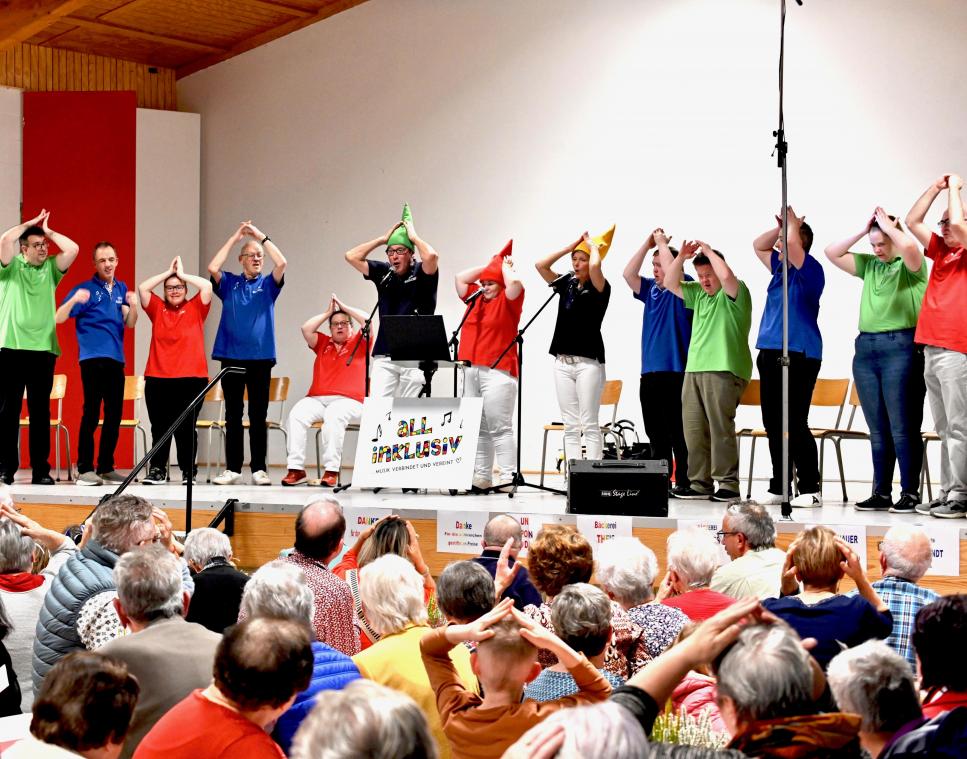 <p>Die Musikgruppe „All Inklusiv“ besteht aus 18 Mitgliedern und steht regelmäßig auf der Bühne.</p>