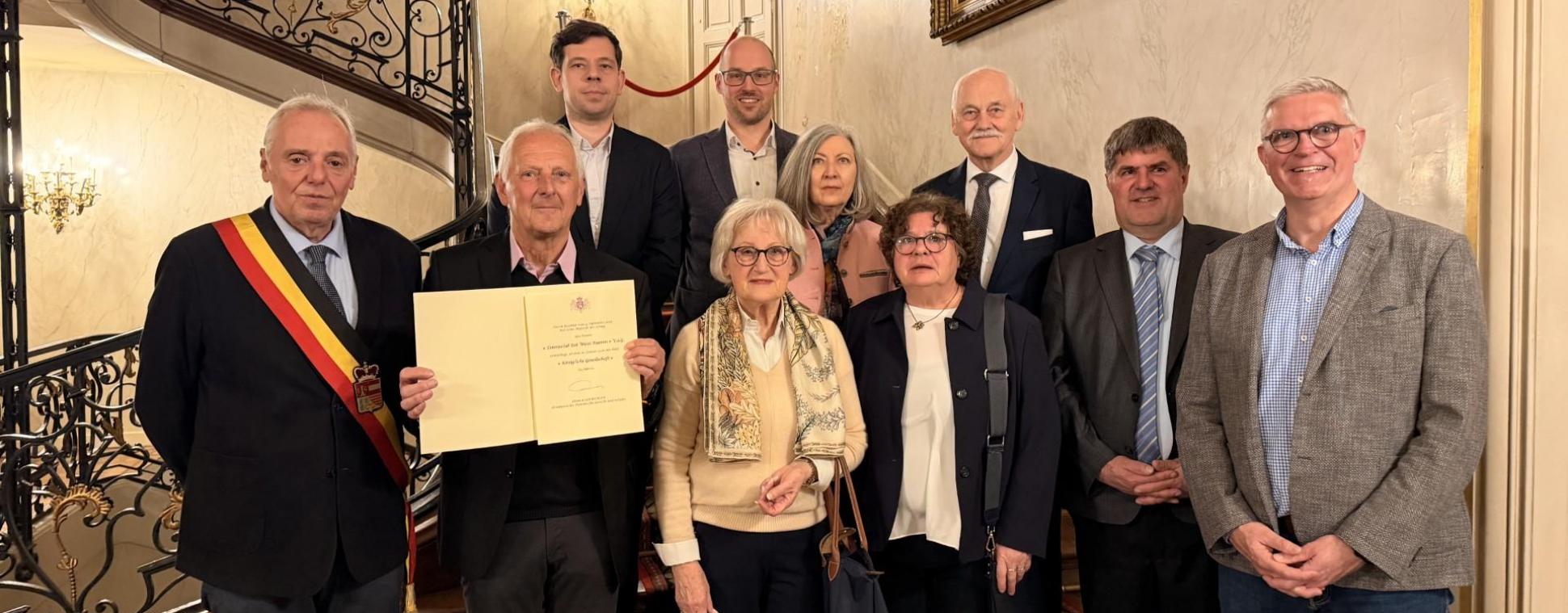 <p>Hervé Jamar (Gouverneur der Provinz Lüttich) RTC-Präsident Rolf Carl, Vizepräsident Christophe Dreuw, Gründungsmitglied Marita Schiffer, Vorstandsmitglied Dennis Meessen, Vorstandsmitglied Viviane De Schrijver, Jugendkoordinatorin Michaela Leister, Vorstandsmitglied Franz Marbaise, Bürgermeister Mario Pitz und Schöffe Guido Deutz (v.l.n.r.) bei der Auszeichnung</p>