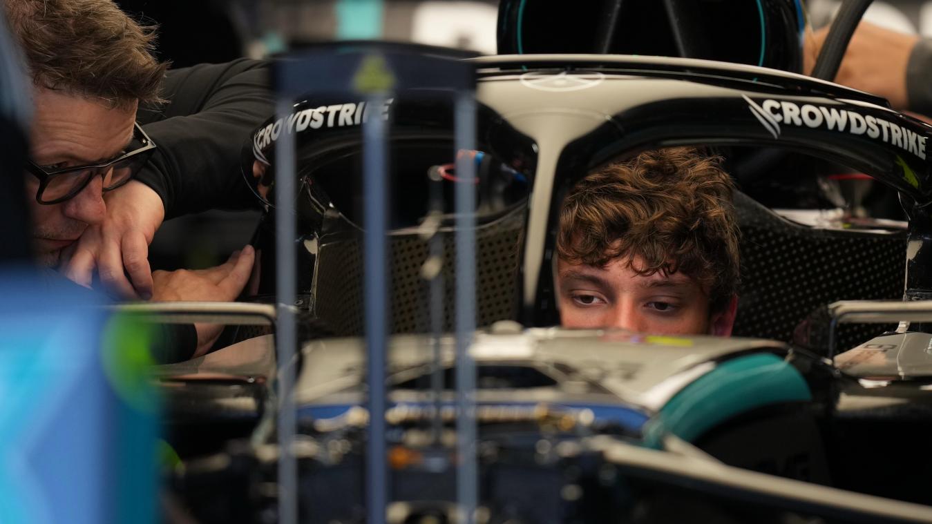 <p>Der italienische Mercedes-Pilot Andrea Kimi Antonelli kontrolliert sein Auto.</p>