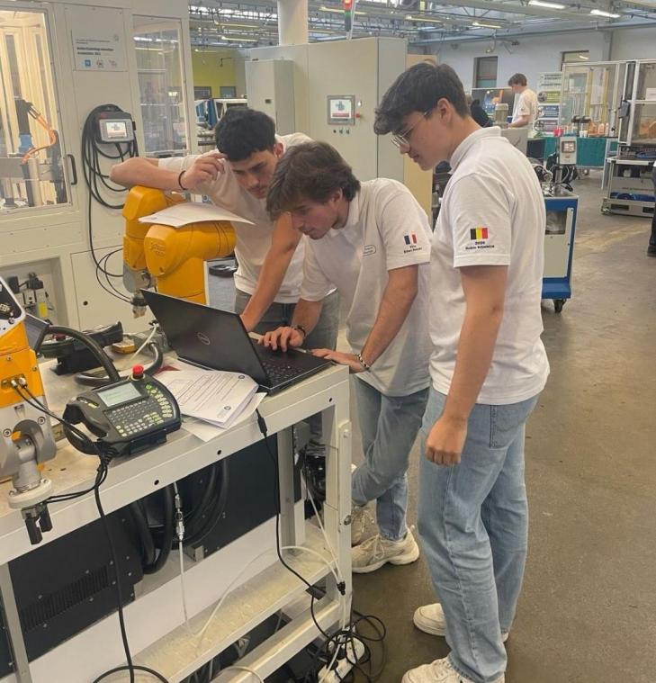 <p>Die BSTI-Schüler, hier Robin Kohnen (r.), nahmen erfolgreich an der „VAL Robot Challenge“ teil.</p>