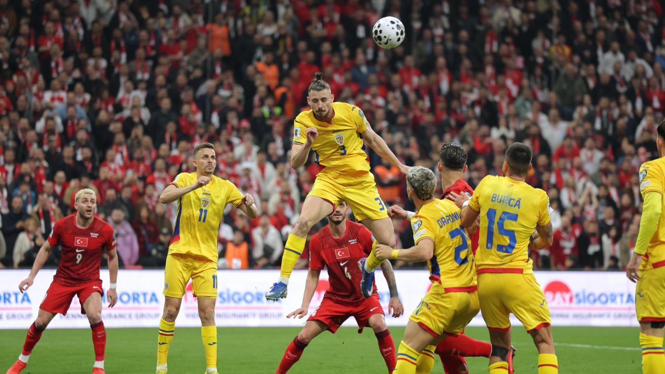 <p>WM-Qualifikation Europa, Türkei – Rumänien: Rumäniens Radu Dragusin (oben) verteidigt einen hohen Ball.</p>