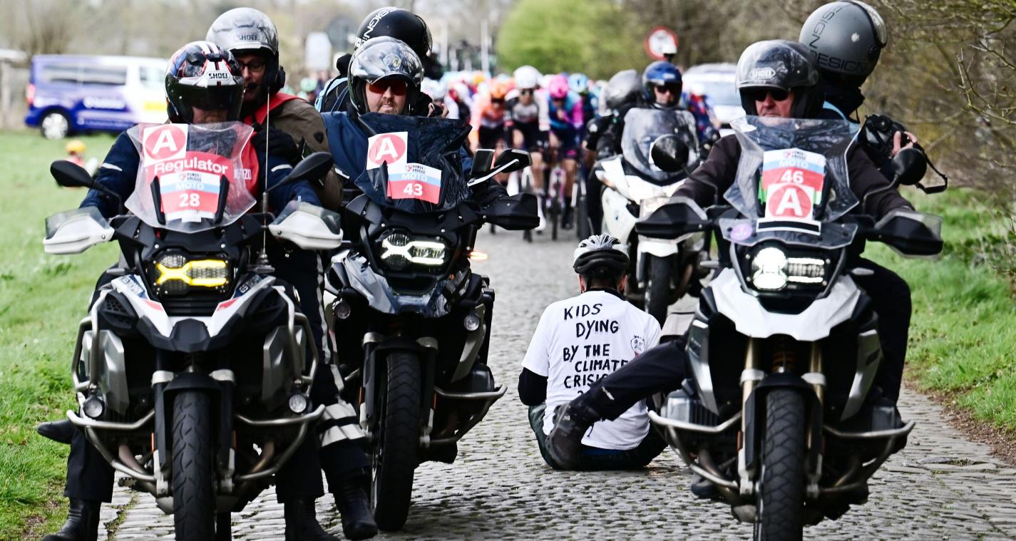 <p>Klimaaktivist Wouter Mouton löste mit seiner Aktion bei der Ronde van Brugge eine Sturzserie im Fahrerfeld aus.</p>