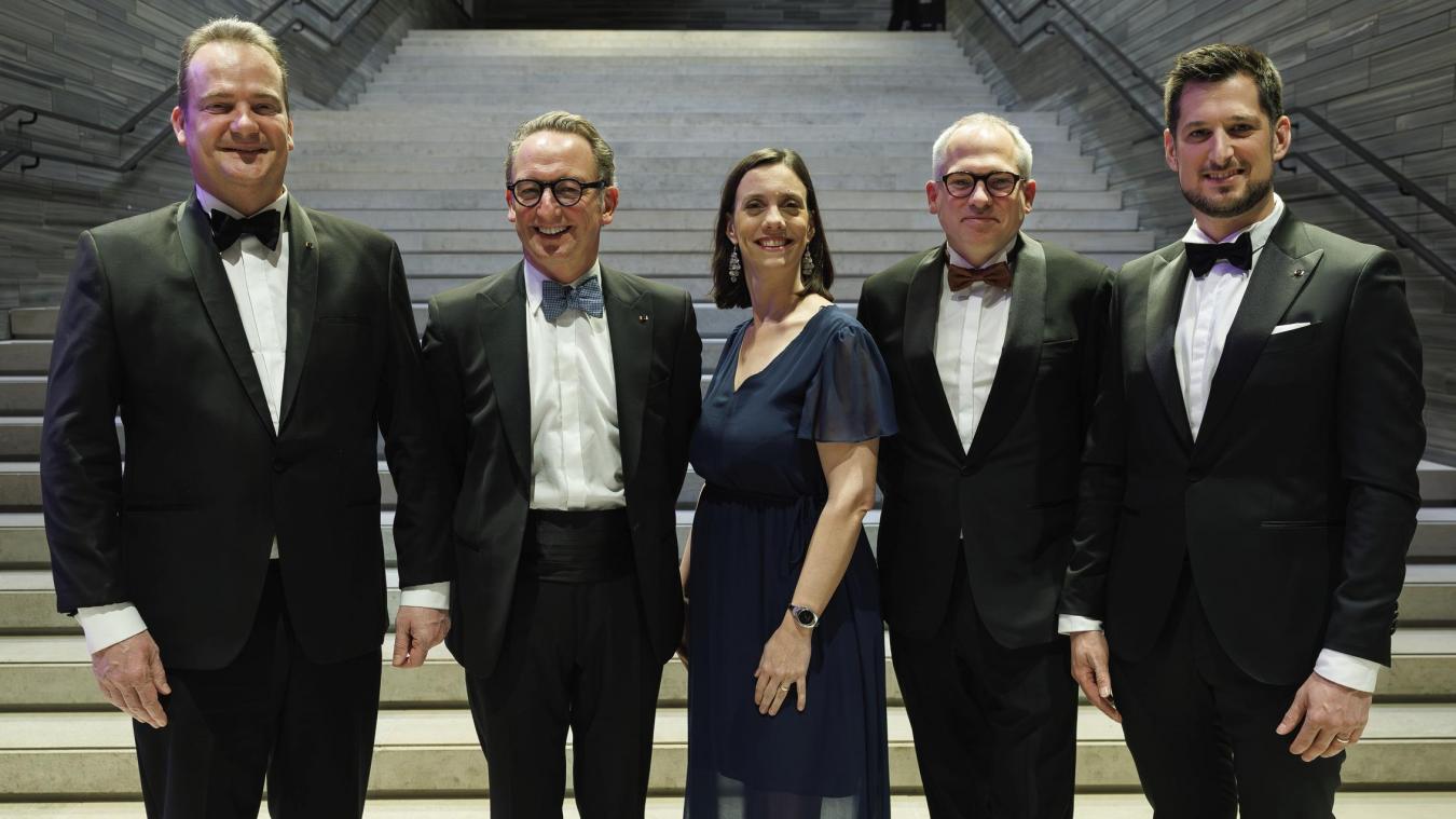 <p>DG-Ministerpräsident Oliver Paasch, der Brüsseler Ministerpräsident Boris Dilliès, FG-Ministerpräsidentin Elisabeth Degryse, Flanderns Ministerpräsident Matthias Diependaele und der wallonische Ministerpräsident Adrien Dolimont (von links) vor einem Konzert im Nationalmuseum in Oslo beim Staatsbesuch des Königspaares in Norwegen.</p>