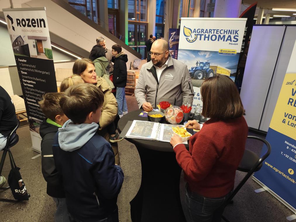 <p>Bei Fritten und Getränken wurden beim Markt der Lehrberufe „After School“ angeregte Gespräche geführt.</p>
