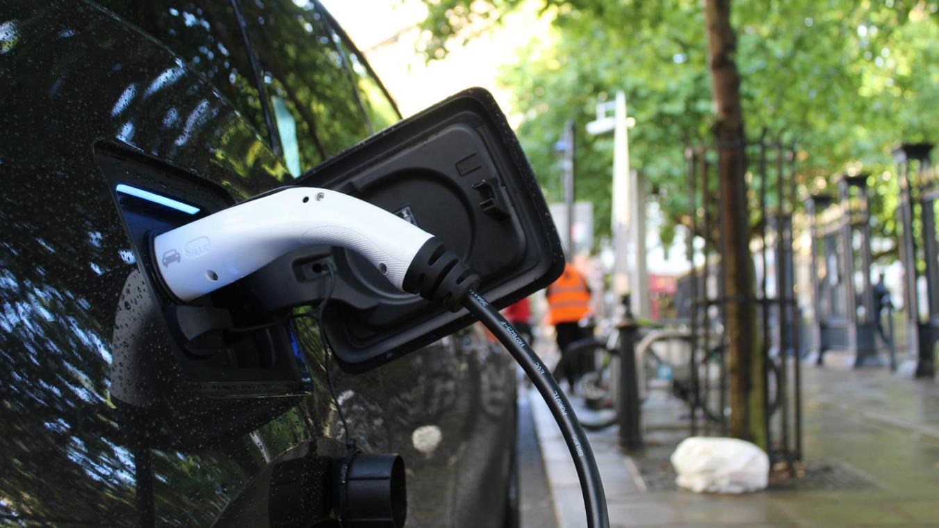 <p>Hohe Kosten bremsen die Elektromobilität in Belgien.</p>
