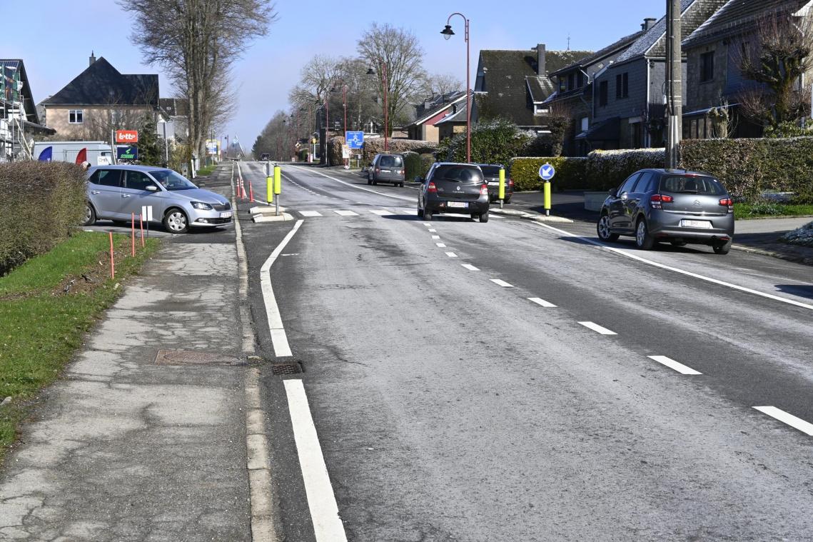 <p>Die Büllinger Straße in Bütgenbach: Trotz Schikane wird in dieser Haupteinfallstraße häufig immer noch zu schnell gefahren. Ein Streckenradar könnte Abhilfe schaffen.</p>