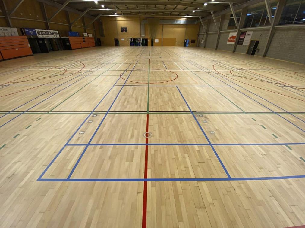 <p>In der Halle 1 wurden der Parkettboden vollständig erneuert und die Spielfeldmarkierungen neu aufgetragen.</p>