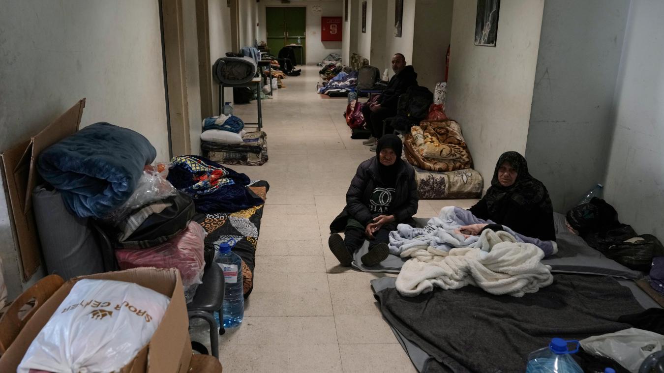 <p>Vertriebene, die vor israelischen Luftangriffen im Südlibanon und in Dahija, einem südlichen Vorort von Beirut, geflohen sind, lassen sich im technischen Institut Bir Hassan nieder, das zu einer Notunterkunft umfunktioniert wurde.</p>