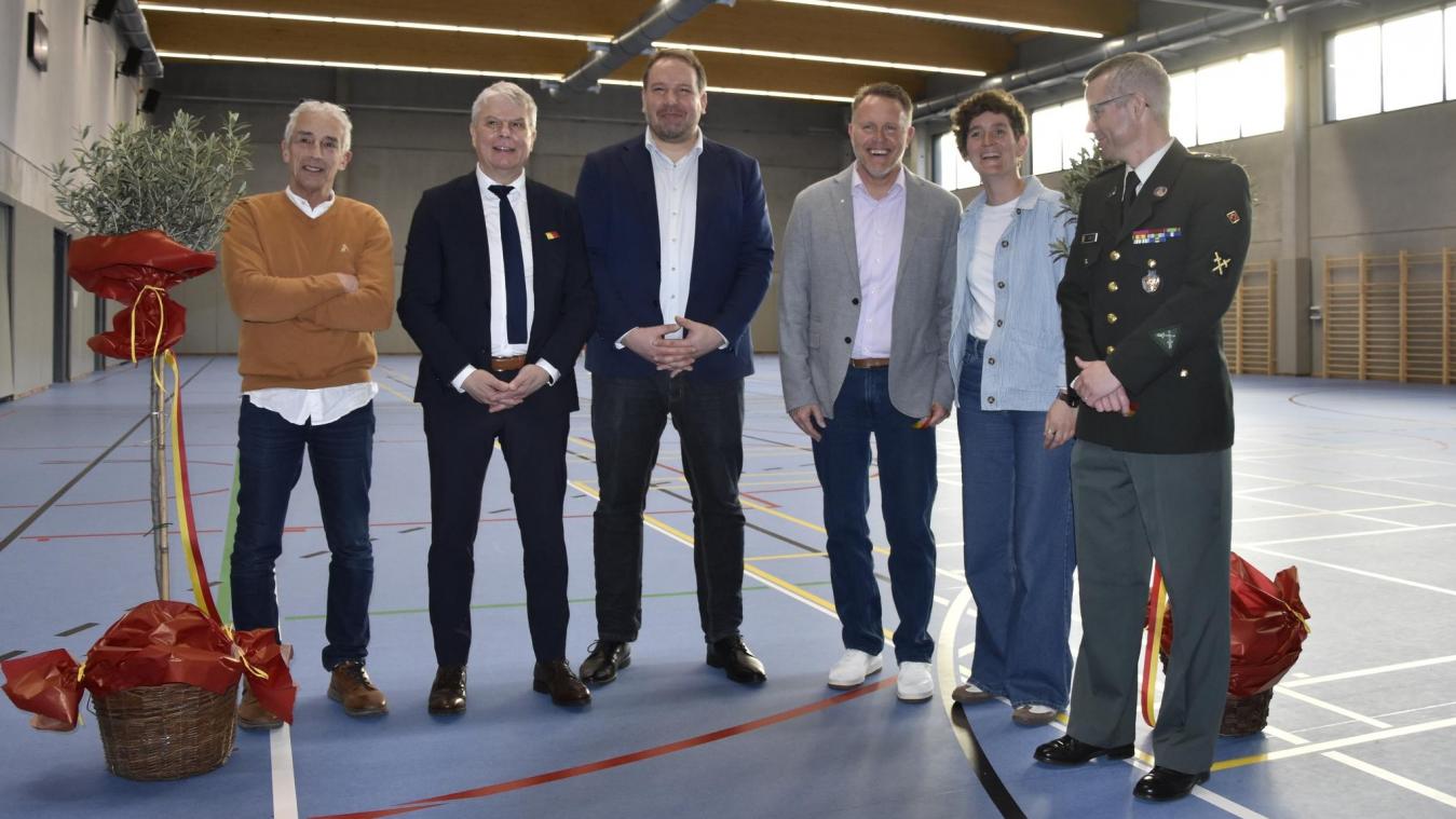 <p>Vertreter der Stadt Eupen, der DG, des Eupener Sportbundes, der Irmep und von LOS weihten die neue Sporthalle auf Schönefeld am Freitagabend gemeinsam ein.</p>