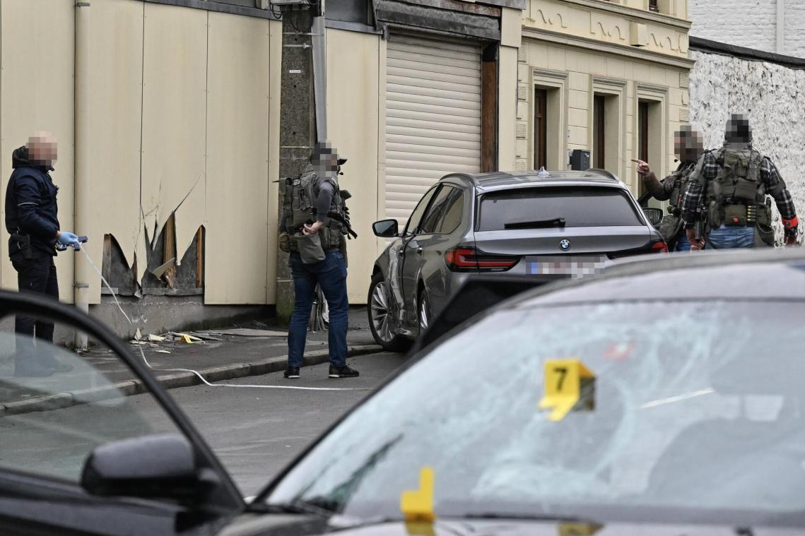 <p>Die zehn Angeklagten, die in Eupen festgenommen wurden, müssen sich unter anderem wegen versuchten Raubüberfalls, Waffen- und Sprengstoffbesitzes, Bildung einer kriminellen Vereinigung sowie versuchten Mordes an einem Polizisten verantworten.</p>