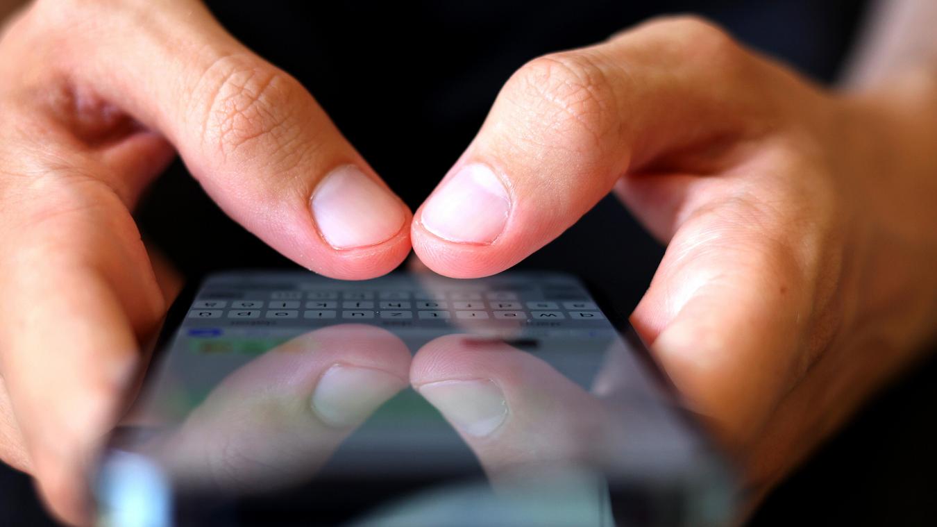 <p>Eine Person hält ein Handy in der Hand. Betrüger setzen mittlerweile auch auf QR-Codes, um Menschen um ihr Geld zu bringen.</p>
