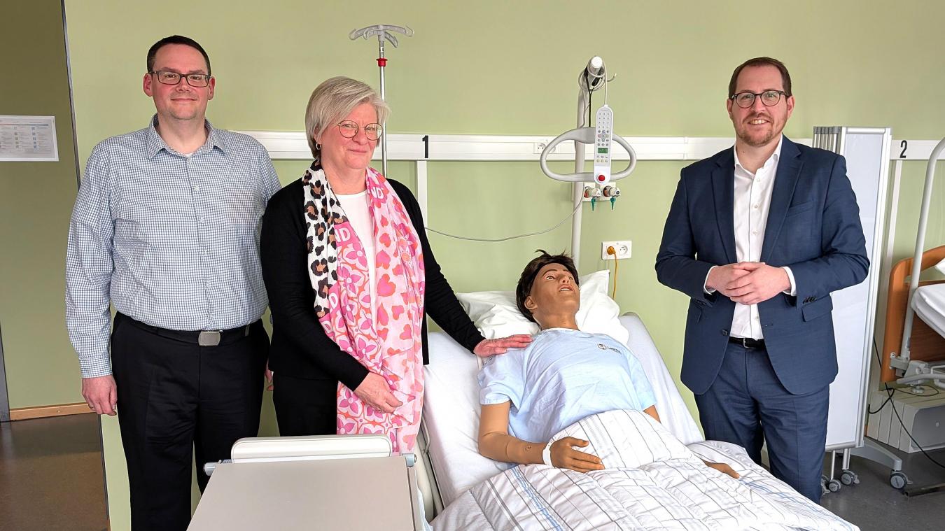 <p>An der AHS startet ab September 2026 die neue Ausbildung zum Krankenpflegeassistenten, die Teil einer umfassenden Reform der Pflegeberufe ist. Auf dem Bild: AHS-Fachbereichsleiter Michael Beythen, AHS-Direktorin Cornelia Keutgen und Bildungminister Jérôme Franssen (von links)</p>