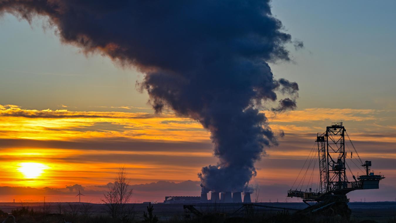 <p>Dichte Rauchschwaden steigen aus Industrieanlagen auf: Weltweit ringen Staaten um Wege, die Abhängigkeit von fossilen Energien zu verringern und die Emissionen zu senken.</p>