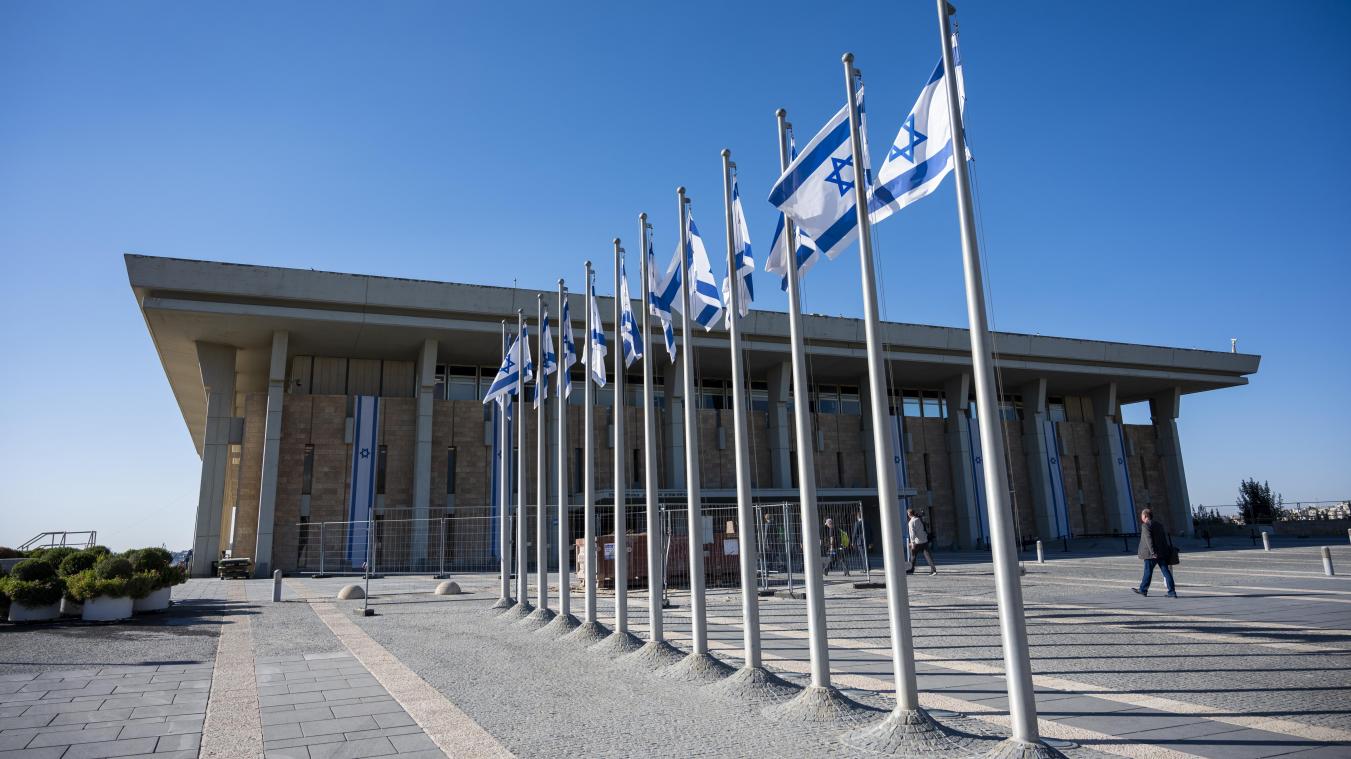 <p>Israelische Fahnen wehen vor der Knesset, dem Einkammerparlament des Staates Israel.</p>