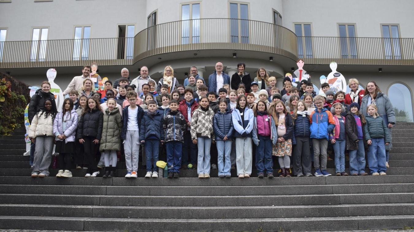 <p>Gemeinsam für ihre Zukunft: Schülerinnen und Schüler aus Ostbelgien beim Gruppenfoto im Rahmen des Projekts „Zug der Demokratie“ am Dienstagnachmittag vor dem Parlament der Deutschsprachigen Gemeinschaft.</p>