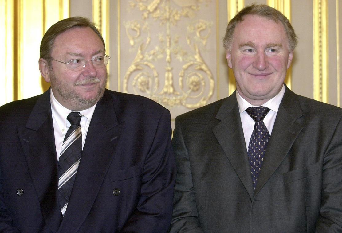 <p>Der damalige wallonische Ministerpräsident Jean-Claude Van Cauwenberghe (l.), mit dem damaligen DG-Ministerpräsidenten Karl-Heinz Lambertz beim Neujahrsempfang im Königspalast in Brüssel am 28. Januar 2003. Van Cauwenberghe hatte die Deutschsprachigen einst als „Wallonen deutscher Sprache“ bezeichnet. Das wirkt bis heute nach.</p>