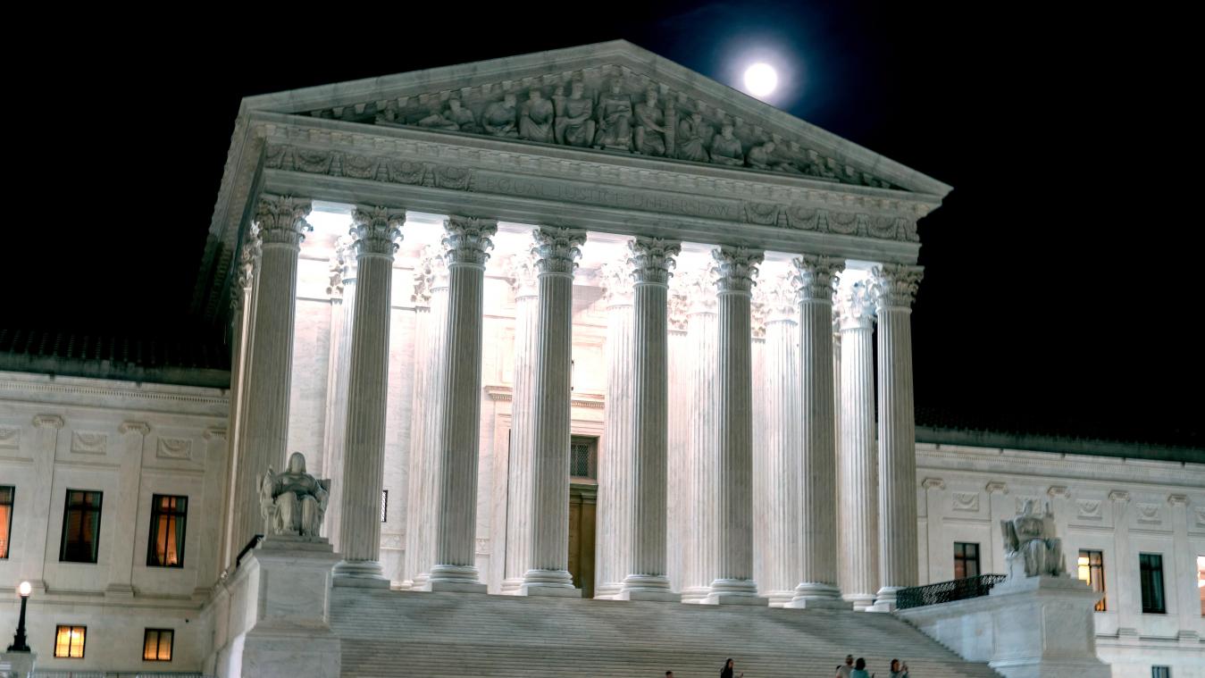 <p>Der Oberste Gerichtshof der USA ist beim Mondaufgang in Washington zu sehen.</p>